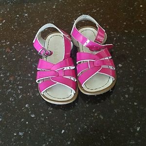 Girl's sandals size 9 saltwater